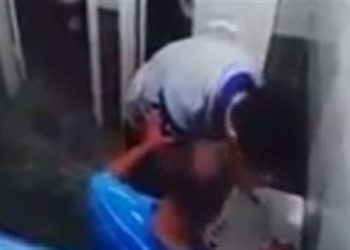 أحد العاملين بدار الأمل بشبين الكوم يعتدي على معاق (فيديو)