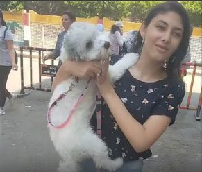 طالبة تصطحب كلبها