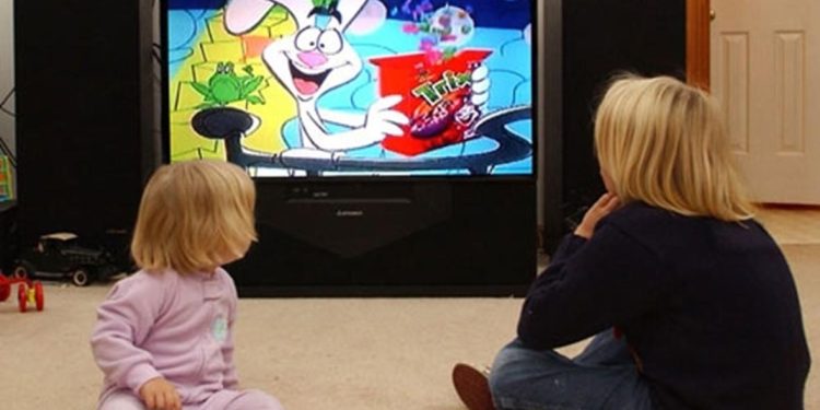 اطفال يشاهدون التلفاز